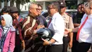 Ketua KPU Arief Budiman (kanan) menyaksikan rombongan Sembilan Sekjen koalisi Parpol yang menggunakan motor gede (Moge) seusai menerima berkas tambahan Pilpres 2019 di Gedung KPU, Jakarta, Senin (20/8). (liputan6.com/Johan Tallo)
