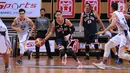 Pemain Pelita Jaya, Daniel Timothy Wenas (tengah) mencoba menembus pertahanan pebasket Satya Wacana Salatiga pada laga Perbasi Cup 2017 di Britama Arena, Jakarta, Senin (6/11). Pelita Jaya unggul 92-46. (Liputan6.com/Helmi Fithriansyah)