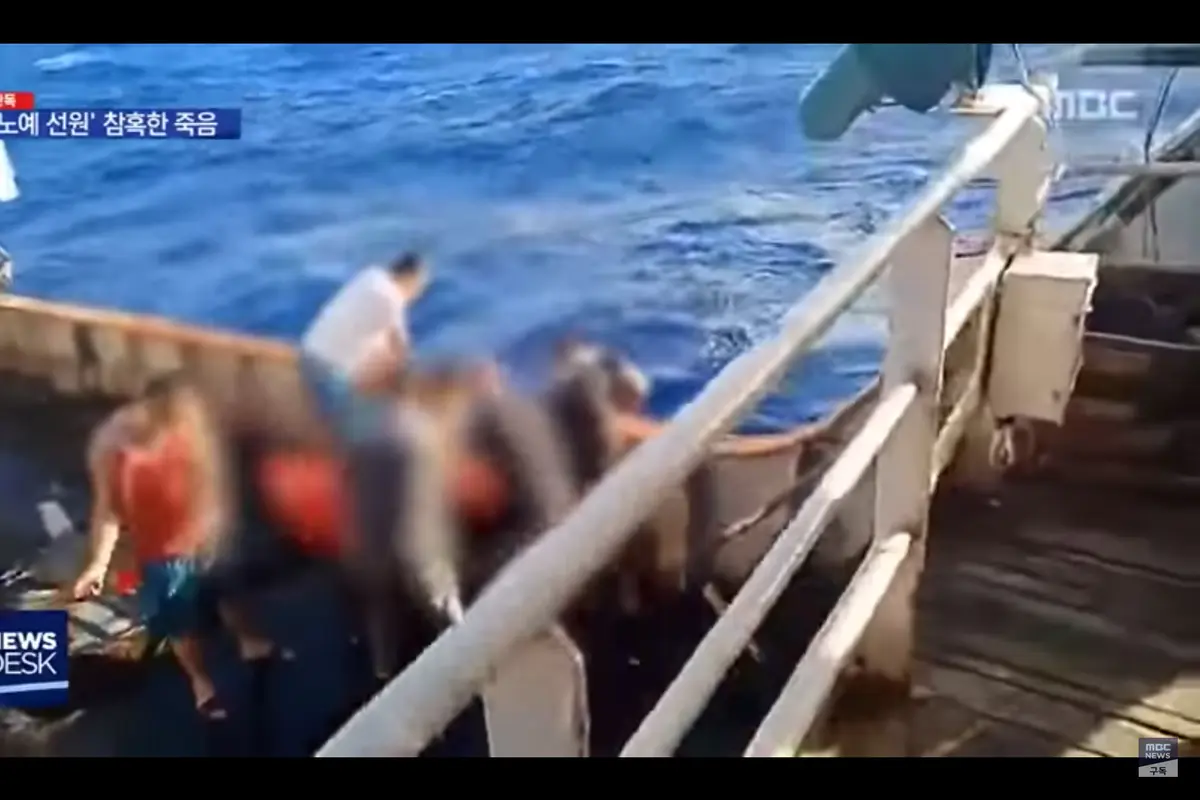 Cuplikan video yang memperlihatkan aksi para ABK lainnya yang dikabarkan membuang jasad ABK WNI ke laut di Korea Selatan.