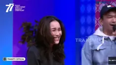 Ayu Ting Ting mengalami insiden rok sobek dalam siaran langsung televisi. (Foto: YouTube/ Trans TV Official)