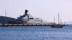Kapal pesiar mewah berbendera Bermuda "My Solaris" milik oligarki Rusia Roman Abramovich berlabuh di Aegea, Distrik Bodrum, Mugla, Turki, 21 Maret 2022. Roman Abramovich didiskualifikasi sebagai Direktur Chelsea oleh Dewan Liga Inggris setelah invasi Rusia ke Ukraina. (IHLAS NEWS AGENCY/AFP)
