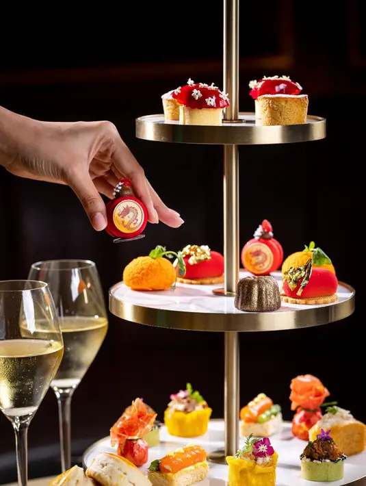 Ingin menikmati tahun baru di sore hari bersama sahabat? Suguhan yang satu ini bisa jadi pilihan. Lunar Afternoon Tea di area The Drawing Room, tersedia dari 8 Januari hingga 11 Februari 2024. Cicipi Watermelon Money Bag, Ricotta & Prunes,Crab Meat, Pickled Lychee, Fried Mantau Bun, Mandarin Cardamom Croquembouche, Coconut Mousse, Mango Sago & Tamarind hingga the Signature Confectionary Trolley.  [ Foto dok : The St Regis Jakarta ]
