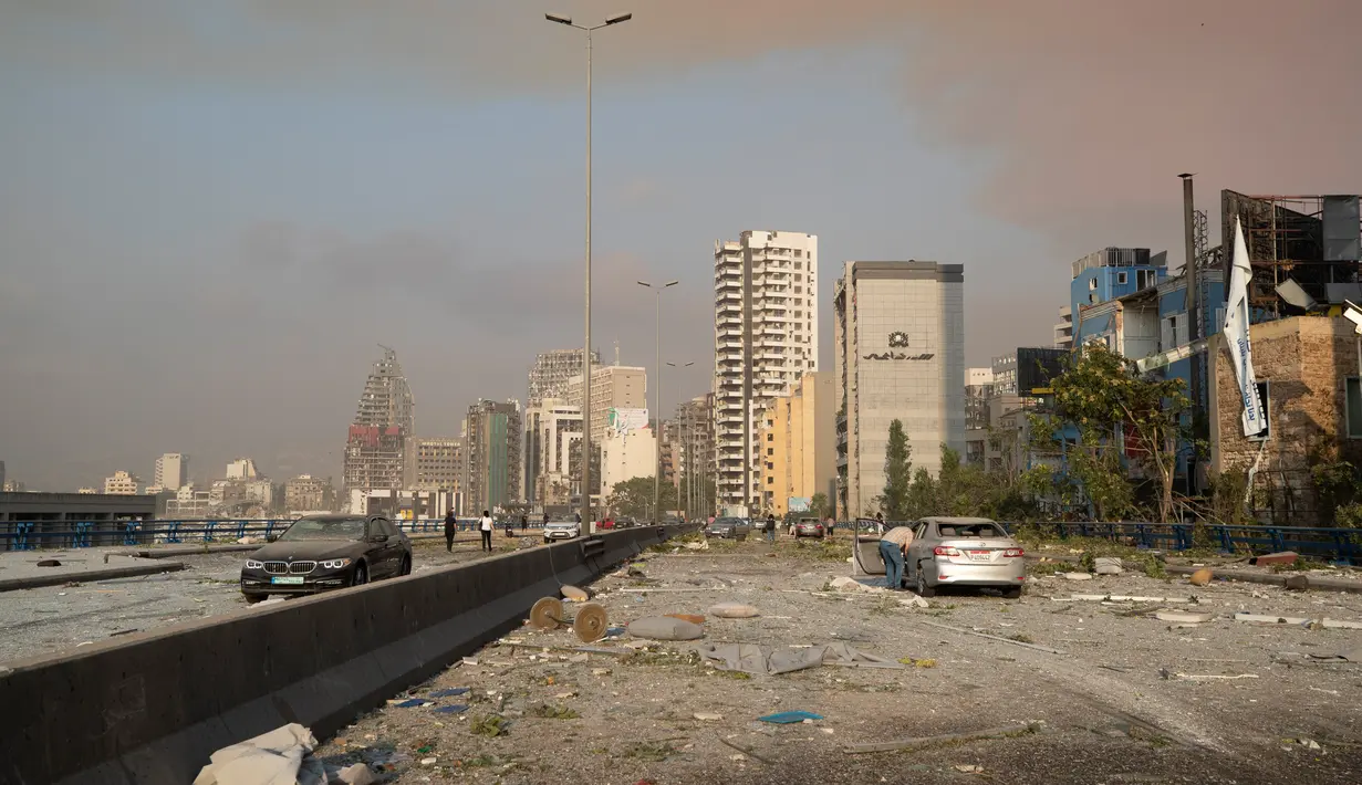 Setelah ledakan dahsyat di Beirut, Lebanon, Selasa (4/8/2020). Ledakan dahsyat yang menjadi pusat perhatian dunia tersebut mengakibatkan sedikitnya 73 orang tewas dan ribuan lainnya luka-luka. (AP Photo/Hassan Ammar)