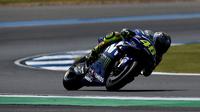 Pembalap Movistar Yamaha, Valentino Rossi baru merayakan ulang tahun ke-39 pada Jumat (16/2/2018), tepat hari pertama tes pramusim MotoGP 2018 di Sirkuit Buriram, Thailand. (LILLIAN SUWANRUMPHA / AFP)