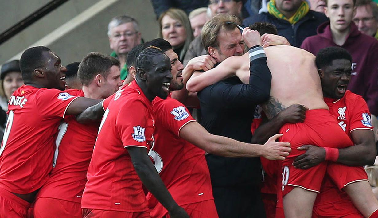 Pemain dan pelatih Liverpool, Jurgen Klopp, merayakan gol kemenangan yang dicetak Adam Lallana ke gawang Norwich pada laga Liga Inggris di Stadion Carrow Road, Inggris, Sabtu (23/1/2016). The Reds berhasil menang 5-4 atas Norwich. (AFP/Alex Morton)
