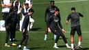 Para pemain Real Madrid menghadiri sesi latihan menjelang leg kedua semifinal Liga Champions 2023/2024 di markas latihan Ciudad Real Madrid, Selasa (7/5/2024). (PIERRE-PHILIPPE MARCOU / AFP)