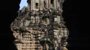 Seorang wisatawan berjalan di Candi Angkor Wat, Provinsi Siem Reap, Kamboja, Kamis (5/3/2020). Menurut World Travel and Tourism Council, wabah virus corona (COVID-19) membuat sektor pariwisata dunia kehilangan USD 22 miliar. (TANG CHHIN Sothy/AFP)
