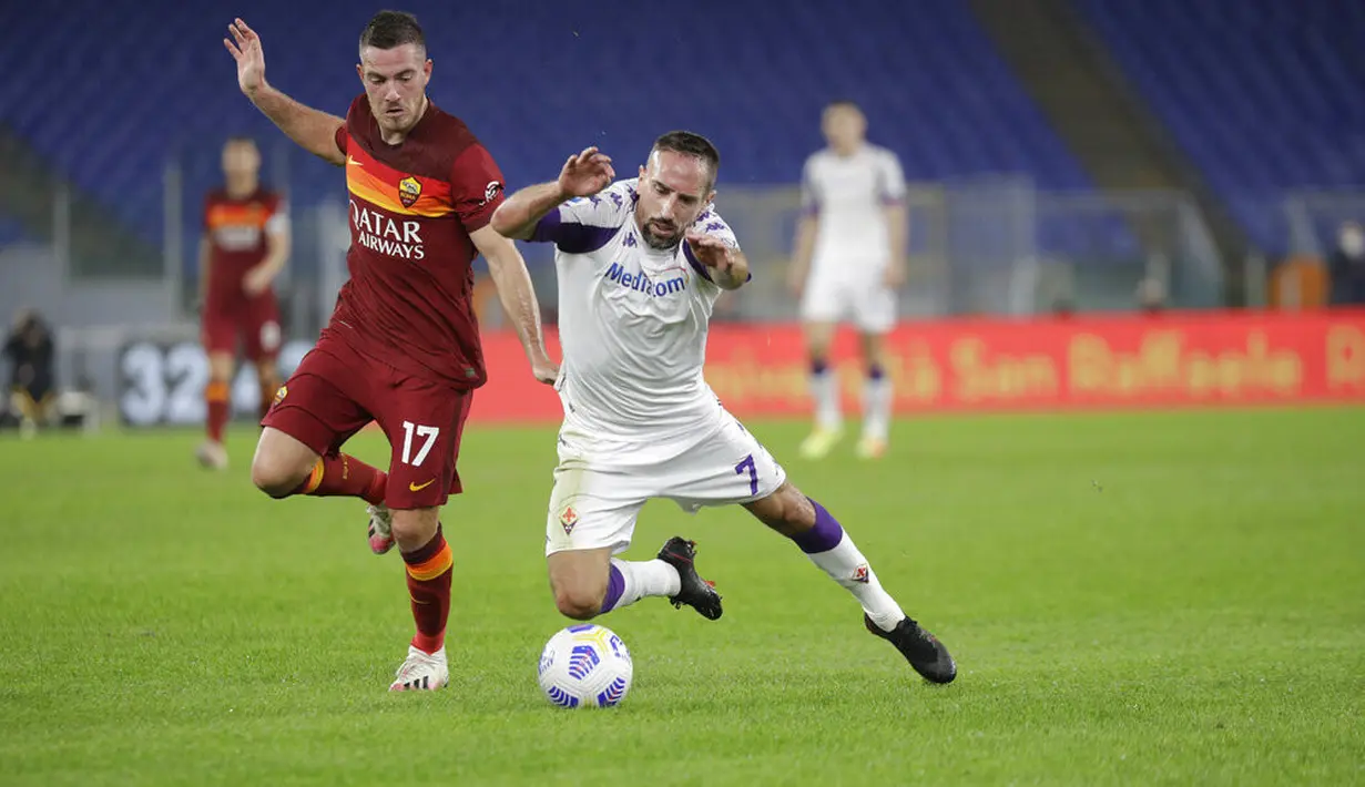 Pemain Fiorentina Franck Ribery (kanan) berebut bola dengan pemain Roma Jordan Veretout  pada pertandingan Serie A Italia di Olympic Stadium, Roma, Italia, Minggu (1/11/2020). Roma menang 2-0. (AP Photo/Gregorio Borgia)