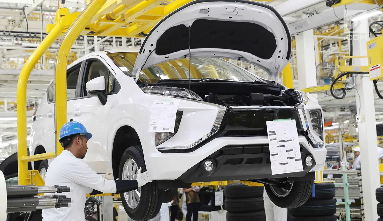Pekerja mengecek ban mobil Mistubishi Xpander di Cikarang, Jawa Barat, Selasa (3/10). Kendaraan model MPV ini dirancang seiring meningkatnya permintaan konsumen Indonesia terhadap kendaraan berkualitas tinggi. (Liputan6.com/Immanuel Antonius)