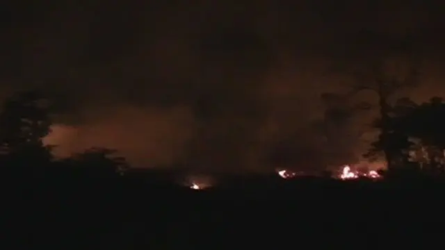 Warga di Pangkal Pinang, Bangka Belitung, panik lantaran pemukiman mereka dikepung api yang membakar lahan.