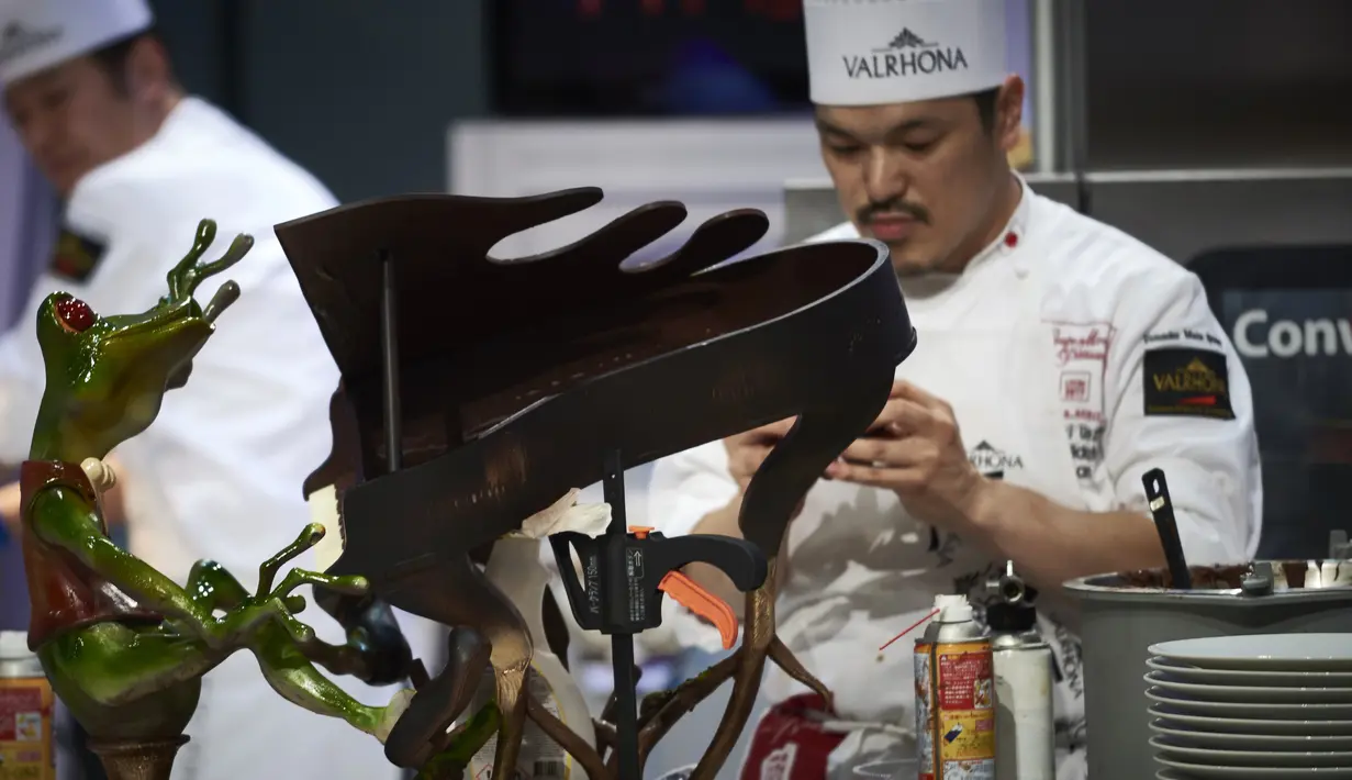 Kue buatan Yoshiaki Uezaki saat final Pastries World Cup 2017 di Lyon, Prancis (22/1). Peserta juga harus membuat tiga macam dessert cokelat, tiga macam dessert buah beku, serta 12 dessert identik di piring. (AFP/Jean Philippe)