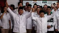 Ketum Partai Gerindra Prabowo Subianto dan Ketum PKB Muhaimin Iskandar atau Cak Imin berpegangan tangan saat peresmian Sekretariat Bersama (Sekber) di Jalan Jl. Ki Mangunsarkoro No. 1, Menteng, Jakarta Pusat, Senin (23/1/2023).  Lokasi yang dipilih yaitu di Jalan Ki Mangunsarkoro Nomor 1, Menteng, Jakarta Pusat, yang hanya terpaut 800 meter dari kantor Komisi Pemilihan Umum (KPU).  (Liputan6.com/Johan Tallo)