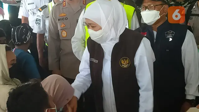 Gubernur Jawa Timur Khofifah Indar Parawansyah (Kerudung Putinh) didampingi Wakil Bupati Banyuwangi Sugira, sapa penumpang kapal di Pelabuhan Ketapang Banyuwangi. (Hermawan Arifianto/Liputan6.com)