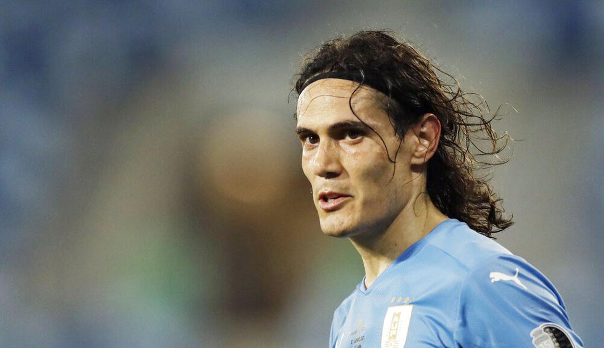 Duet penyerang Uruguay, Edinson Cavani dan Luis Suarez langsung menggebrak lini pertahanan lawan dan menebar ancaman di awal-awal laga. (AP/Bruna Prado)