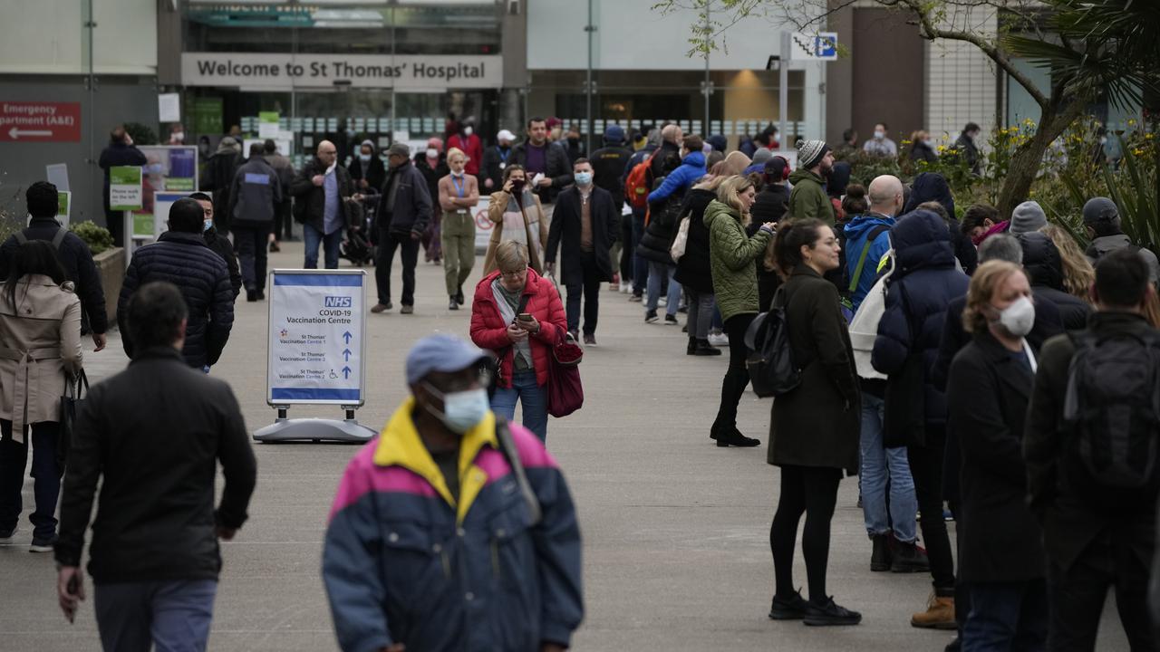 Antrean Panjang Vaksin Booster COVID-19 di Inggris