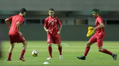 Aksi para pemain muda Bahrain saat uji coba lapangan di Stadion Pakansari, Bogor, (26/4/2018). Bahrain menjadi salah satu peserta yang akan mengikuti ajang PSSI Anniversarry Cup 2018. (Bola.com/Nick Hanoatubun)