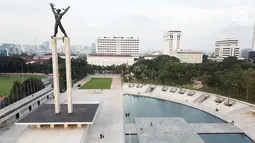 Pemandangan revitalisasi Monumen Pembebasan Irian Barat dari ketinggian di Lapangan Banteng, Jakarta Rabu, (11/4). Revitalisasi ini ditargetkan selesai akhir April 2018. (Liputan6.com/Fery Pradolo)