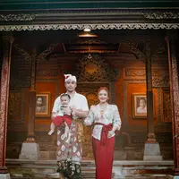 Keluarga Siti Badriah dan Krisjiana jalani pemotretan pakai busana khas Bali. @sitibadriah.