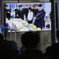 Sebuah layar TV memperlihatkan gambar pemimpin Korea Utara Kim Jong Un, kanan, dan putrinya selama program berita di Stasiun Kereta Api Seoul di Seoul, Korea Selatan, Rabu, 19 April 2023. (AP Photo/Ahn Young-joon)