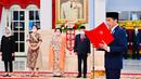 Presiden Joko Widodo atau Jokowi membacakan sumpah jabatan saat melantik Panglima TNI Laksamana TNI Yudo Margono di Istana Negara, Jakarta, Senin (19/12/2022). Presiden Jokowi melantik Laksamana TNI Yudo Margono sebagai Panglima TNI menggantikan Jenderal TNI Andika Perkasa. (Foto: Laily Rachev - Biro Pers Sekretariat Presiden)