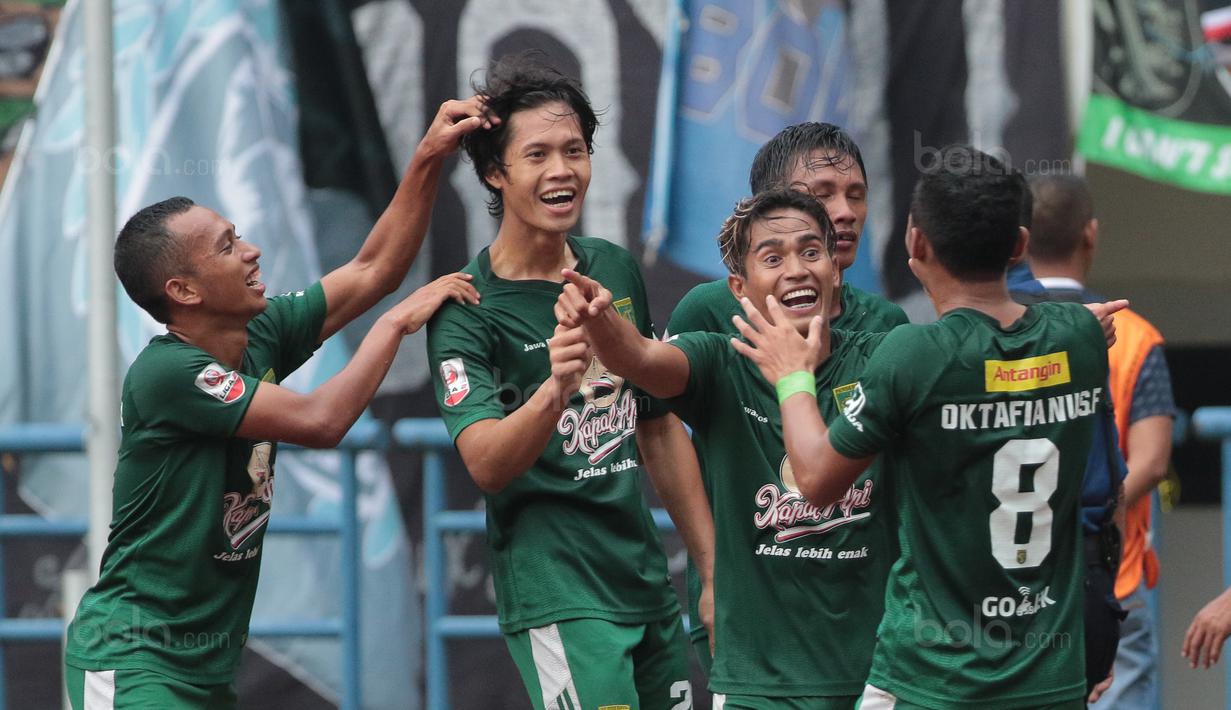 Para pemain Persebaya merayakan gol, Rishadi Fauzi ke gawang pemain PSPS Riau pada laga 8 Besar Liga 2 Grup Y di Stadion GBLA, Bandung, Sabtu (18/11/2017). Persebaya Menang 1-0. (Bola.com/Nicklas Hanoatubun)