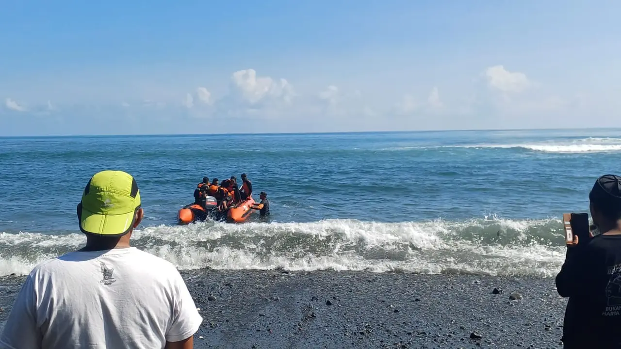 Tim Gabungan saat melakukan evakuasi terhadap jenazah Hopson Surupati
