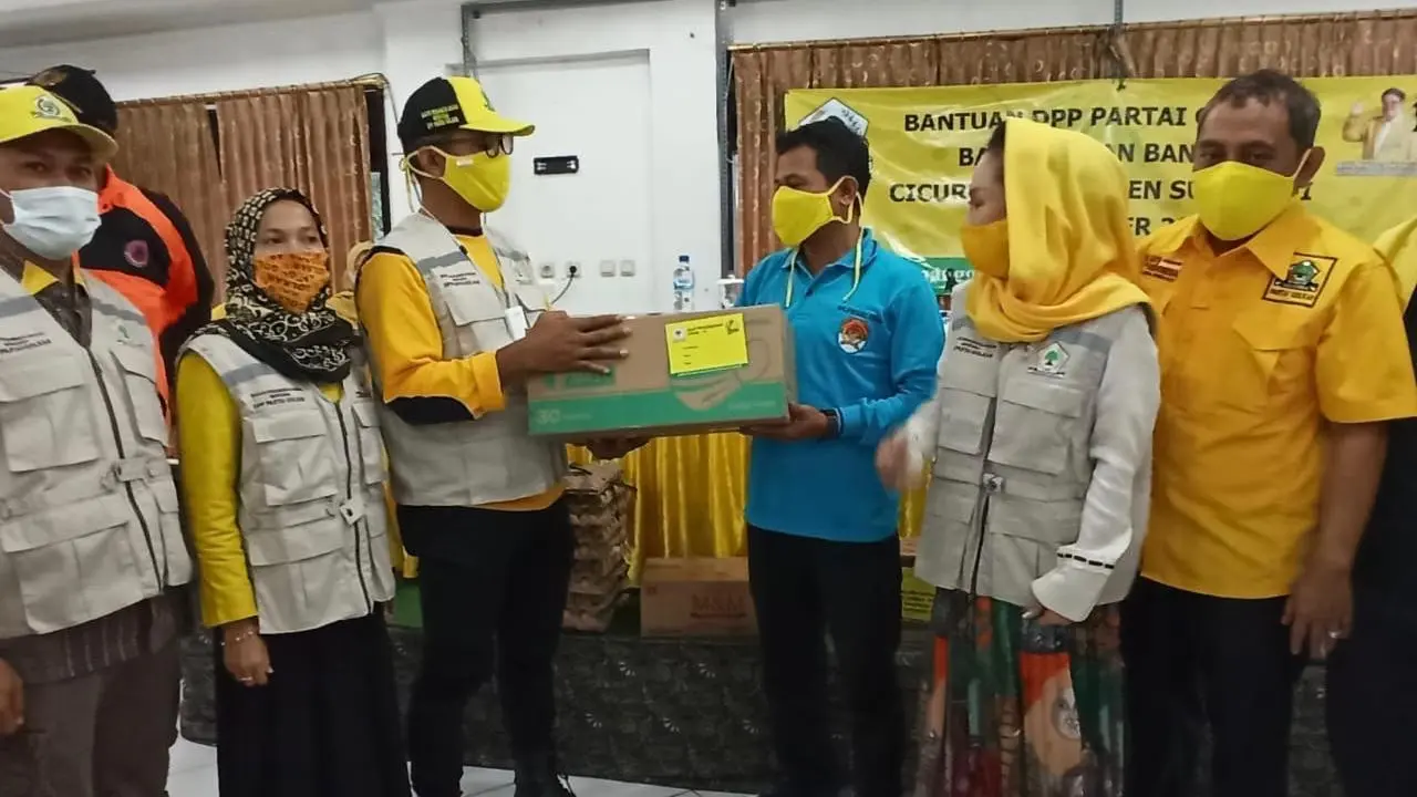 Badan Penanggulangan Bencana Alam DPP Partai Golkar menyerahkan bantuan kepada korban banjir Cicurug Sukabumi Jawa Barat.