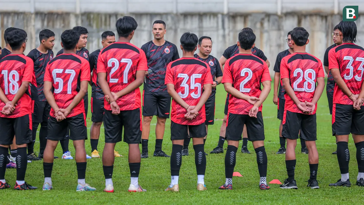 Foto: Pelatih Baru Carlos Pena Pimpin Langsung Latihan Perdana Persija Jakarta