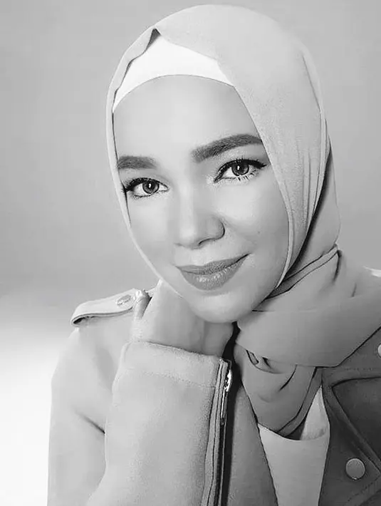 Tidak mudah dirasakan oleh salah satu pemeran Ayat-ayat Cinta itu ketika memutuskan berhijrah. Paling tidak butuh waktu sekitar setahun hingga akhirnya memutuskan berhijab seperti yang diwajibkan sebagai muslimah. (Instagram/dewisandra)