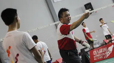 Lius Pongoh (Juara Indonesia Terbuka 1984) sedang memberikan Coaching Clinic kepada Atlet Muda di Gor ASA Cilegon, Banten, Sabtu (14/3/2015). Kegiatan ini sebagai pemasalan bulutangkis keseluruh Indonesia. (Liputan6.com/Helmi Afandi)