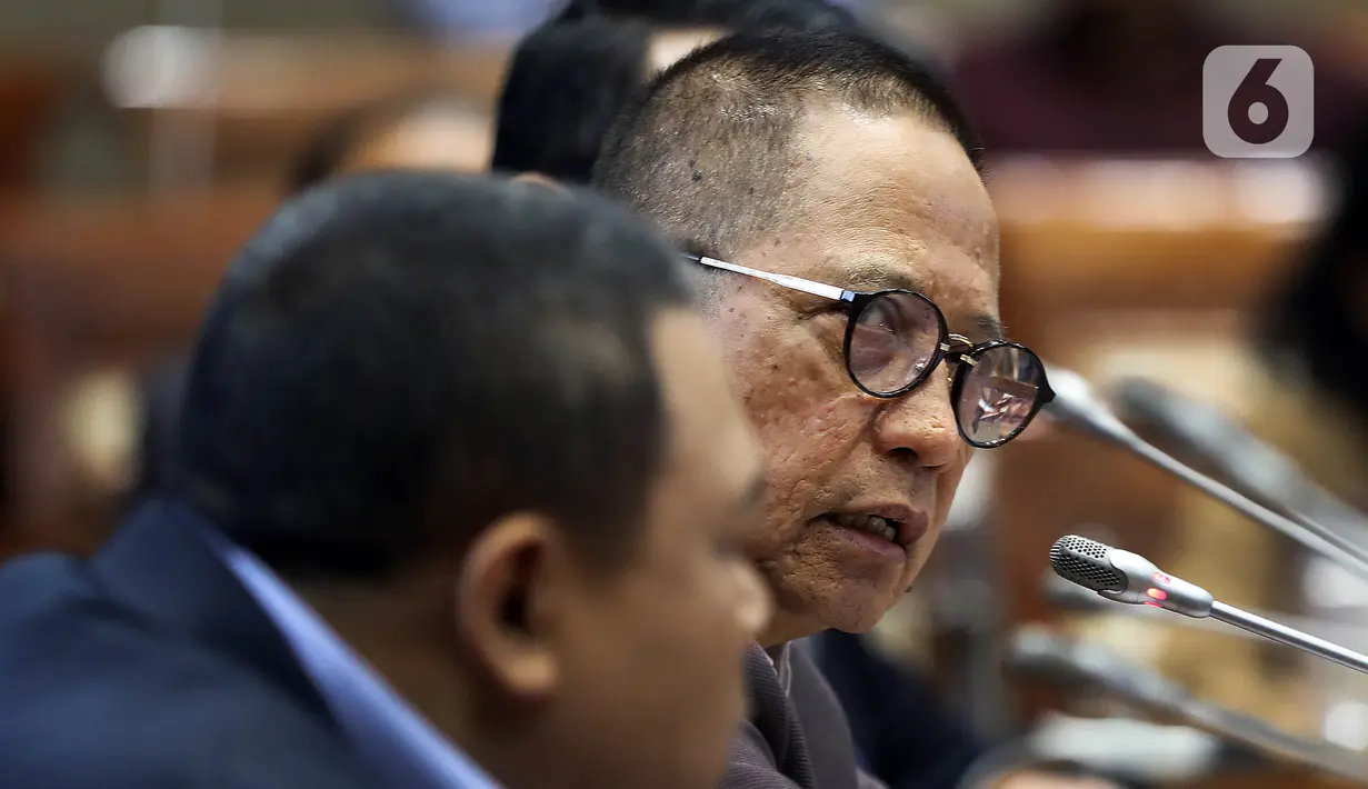 Ketua Komisi XI DPR RI Dito Ganinduto (kiri) saat  konferensi pers di Ruangan Komisi XI, Kompleks Parlemen, Senayan, Jakarta, Selasa (21/1/2019). Konferensi pers tersebut terkait Komisi XI sepakati membantuk Panja pengawasan kinerja industri jasa keuangan. (Liputan6.com/Johan Tallo)