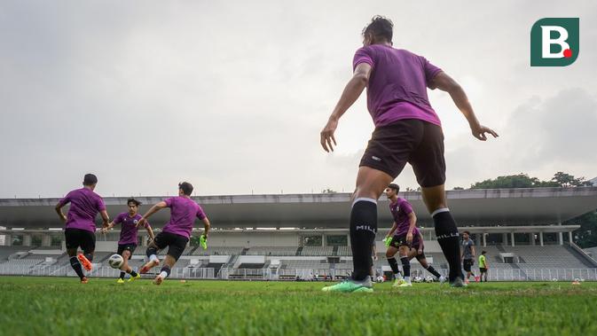 Pemain Timnas Indonesia U-23 melakukan latihan untuk persiapan SEA Games 2021 di Stadion Madya, Senayan, Jakarta, Selasa (12/04/2022) sore WIB. Skuat Garuda Muda rencananya akan berlaga di Hanoi pada 6-22 Mei 2022. (Bola.com/Bagaskara Lazuardi)