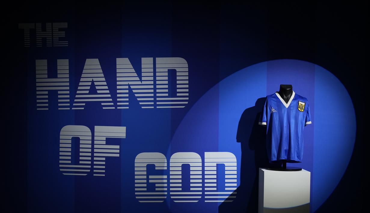 <p>Jersey Argentina yang dikenakan Diego Maradona dalam pertandingan perempat final Piala Dunia Meksiko 1986 antara Argentina dan Inggris, dipajang untuk difoto di rumah lelang Sotheby's, di London, Rabu (20/4/2022). Jersey ini diperkirakan menghasilkan 4 juta pound (US $ 5,2 juta, 4,8 juta euro). (AP Photo/Matt Dunham)</p>