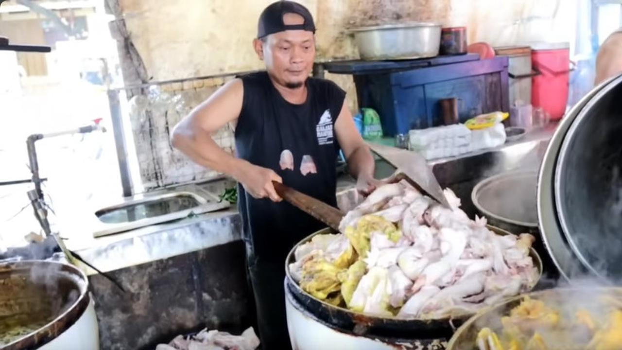 Pria Ini Sukses Jualan Ayam Kampung Goreng dalam Sehari Habiskan 400 Ekor dan Omzet Rp70 Juta