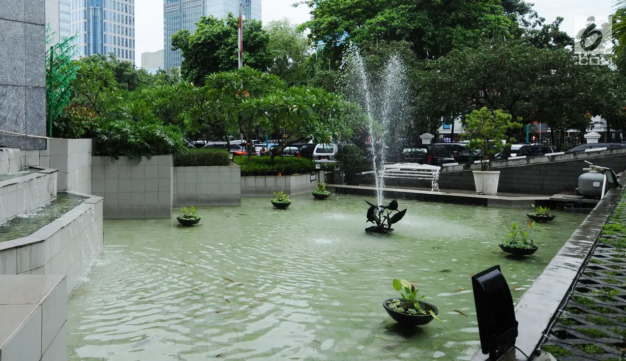 Tampilan kolam air mancur di kawasan DPRD DKI Jakarta, Jakarta, Rabu (22/11). Pemprov DKI Jakarta akan merenovasi air mancur tersaebut dengan anggaran sebesar Rp620 juta yang masuk dalam RAPBD 2018. (Liputan6.com/Helmi Fithriansyah)