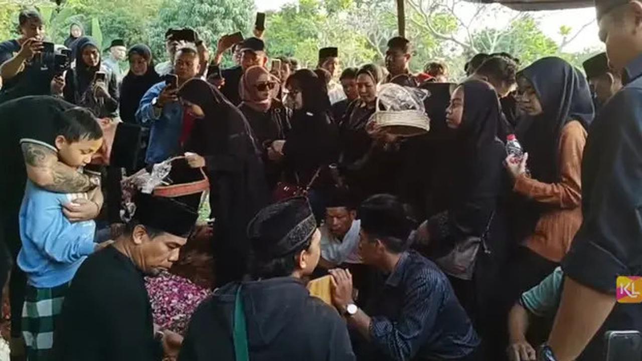 10 Potret Suasana Pemakaman Mpok Alpa, Diiringi Tangis Keluarga dan Sahabat