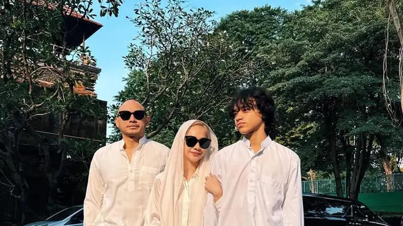 Model Sandal Jepit Keluarga BCL saat Rayakan Idul Adha 2025, Tampil Modis