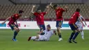 Striker Kosovo, Vedat Muriqi (tengah) terjatuh di tengah para pemain Spanyol dalam laga lanjutan Kualifikasi Piala Dunia 2022 Zona Eropa Grup B di La Cartuja Stadium, Sevilla, Rabu (31/3/2021). Kosovo kalah 1-3 dari Spanyol. (AP/Miguel Angel Morenatti)