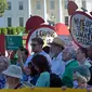 Demonstran berkumpul di dekat Gedung Putih di Washington, AS, Kamis (1/6). Demonstran memprotes keputusan Donald Trump yang menarik AS dari perjanjian Paris tentang perubahan iklim yang disepakati pada 2015. (AP/ Susan Walsh)