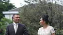 Penyanyi Krisdayanti didampingi suaminya, Raul Lemos hadir dalam pemberkatannya. Penyanyi yang biasa disapa KD itu menarik perhatian dengan dress yang dikenakan dengan aksen bow di belakang. (Nurwahyunan/Bintang.com)