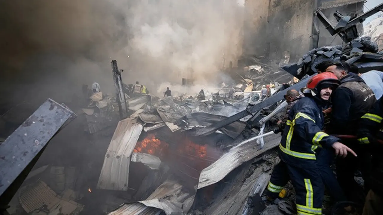 Petugas pemadam kebakaran, tim tanggap darurat, dan relawan bekerja di antara puing-puing yang masih berasap di lokasi serangan udara Israel yang menghantam sebuah bangunan apartemen di Beirut, Lebanon, Rabu (8/4/2026).