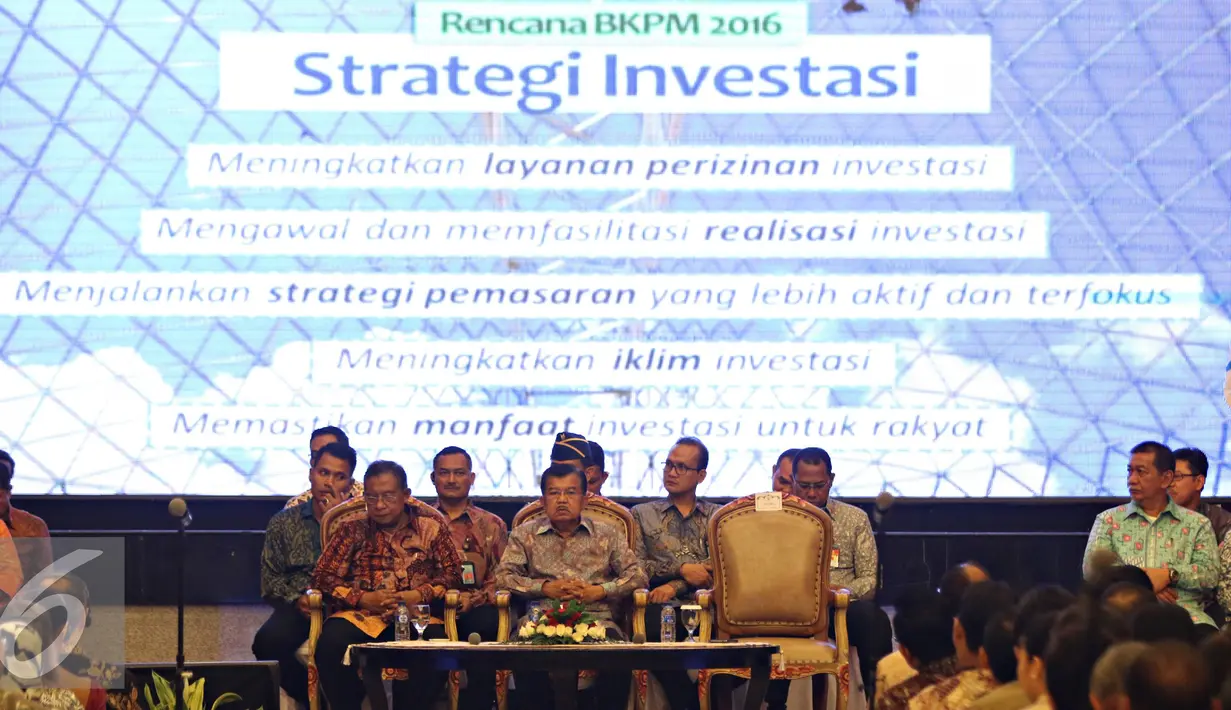 Wapres Jusuf Kalla (tengah) saat menghadiri peluncuran layanan izin investasi 3 jam di Jakarta, Senin (11/1). Layanan ini merupakan terobosan pemerintah untuk memudahkan investor yang akan menanamkan modal di Indonesia. (Liputan6.com/Immanuel Antonius)