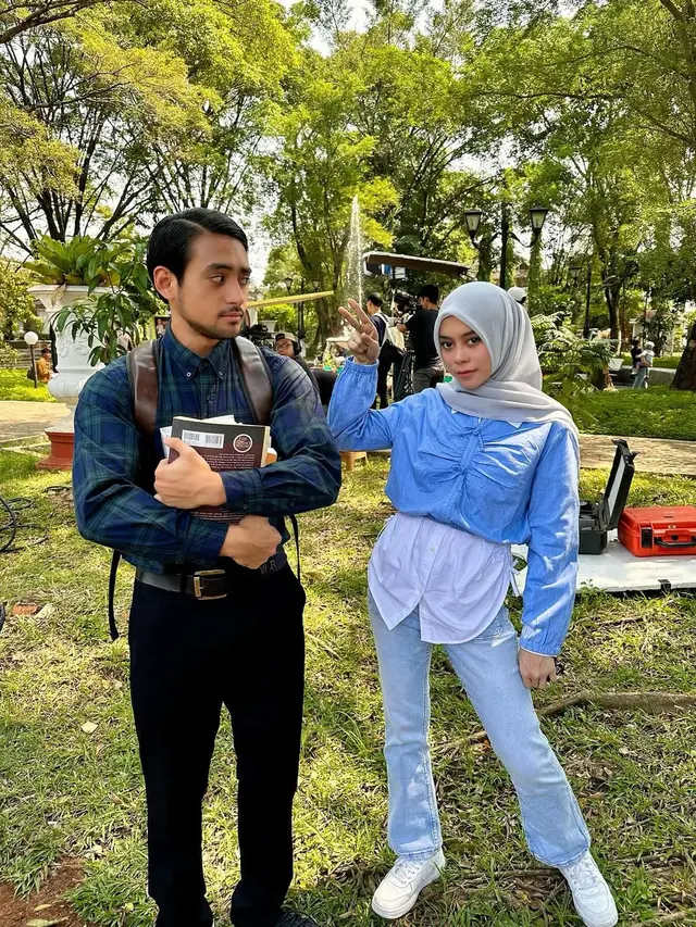 6 Inspirasi OOTD Lesti Kejora Pakai Celana Jeans, Penampilan Stylish Bak ABG