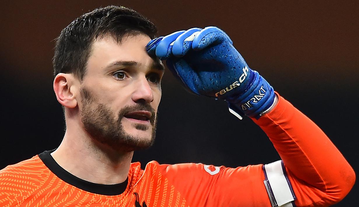 Hugo Lloris. Kiper asal Prancis ini telah membuat 12 kali clean sheet dalam 36 penampilannya bersama Tottenham Hotspur di Premier League musim ini. Untuk urusan saves, ia ada di posisi ketujuh dengan mencatat 107 saves. (AFP/Glyn Kirk/Pool)
