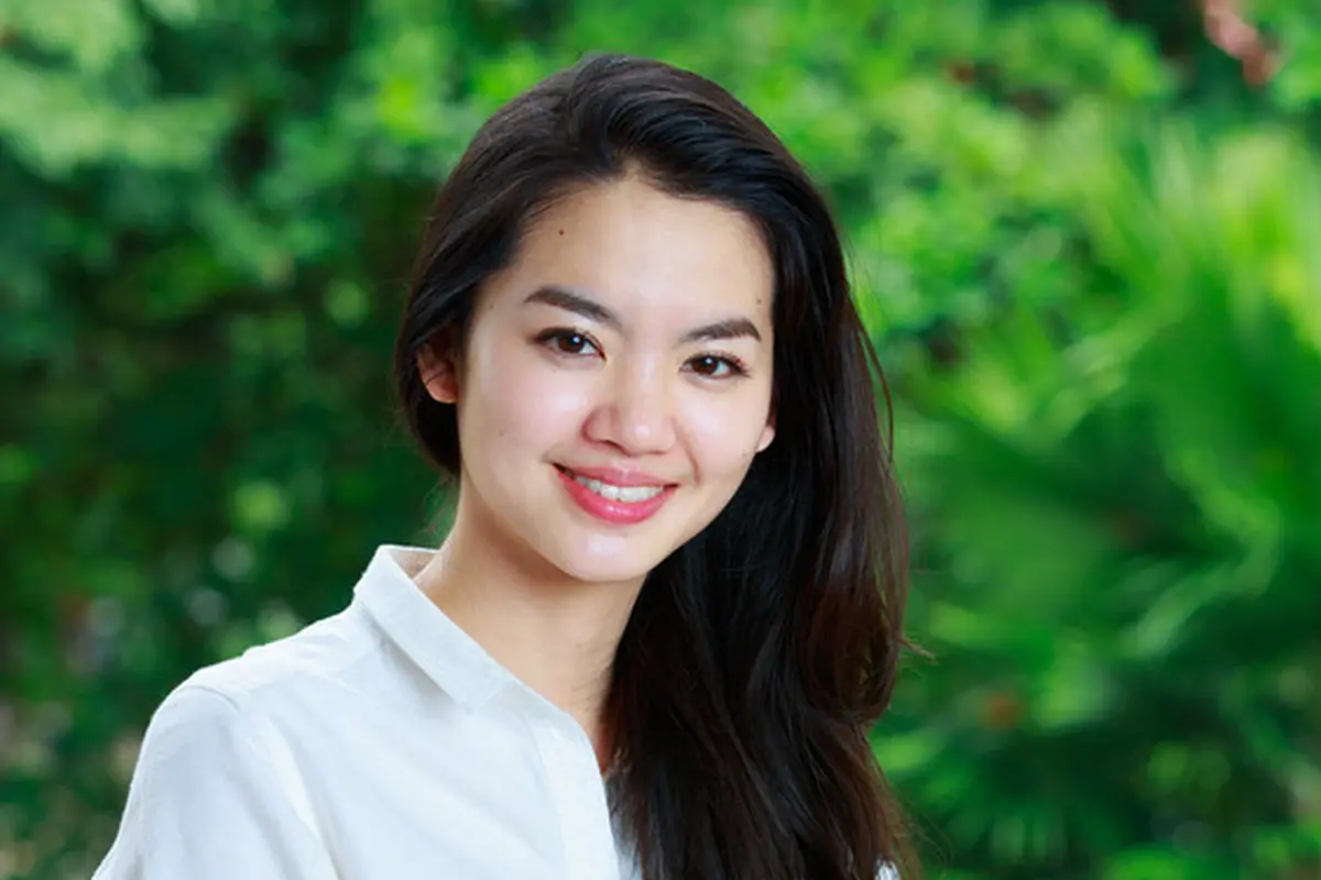 karir cantik mandiri tersenyum