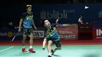 Ganda putra Indonesia, Marcus Gideon / Kevin Sanjaya, mengembalikan kok saat melawan Ou Xuan Yi / Zhang Nan pada Indonesia Open 2019 di Istora Senayan, Jumat (19/7). Marcus / Kevin menang 21-12 dan 21-16. (Bola.com/Yoppy Renato)