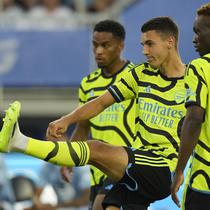 Bek Arsenal, Jakub Kiwior (tengah) beraksi saat mengikuti kontes shooting challenge dalam MLS All-Stars Skills Challenge menghadapi tim MLS All-Stars di Washington, Amerika Serikat, Selasa (18/7/2023) waktu setempat. (AP Photo/Alex Brandon)
