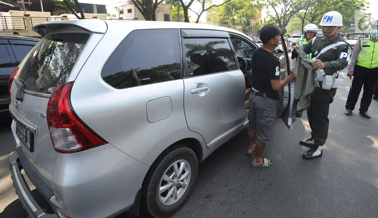 Petugas POM TNI menyita jaket TNI milik warga sipil saat menggelar razia gabungan di kawasan Naggewer,  Bogor, Selasa (18/9). Razia rutin tersebut melibatkan unsur gabungan Polri dengan Dispenda, POM TNI dan Dinas Perhubungan. (Merdeka.com/Arie Basuki)