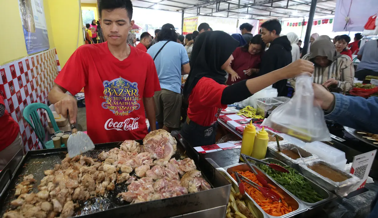 Tak hanya menyajikan menu tradisional, pasar Takjil Ramadan di kawasan Bendungan Hilir, Jakarta turut menghadirkan kuliner kekinian yang diminati kalangan muda. Tampak dalam foto, aktivitas jual beli di Pasar Takjil Ramadan, Bendungan Hilir (Benhil), Jakarta, Senin (23/2/2026). (merdeka.com/Arie Basuki)