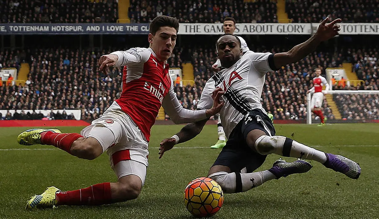 5. Bek Arsenal, Hector Bellerin, berebut bola dengan bek Tottenham, Danny Rose, pada laga Liga Premier Inggris di Stadion White Hart Lane, Sabtu (5/3/2016). Kedua tim bermain imbang 2-2. (AFP/Adrian Dennis)